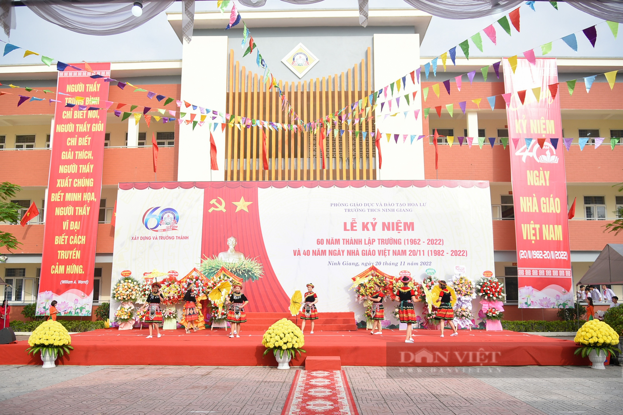 Báo NTNN/Điện tử Dân Việt tặng 10 suất học bổng và 10 tủ sách thư viện cho trường THCS Ninh Giang - Ảnh 5.