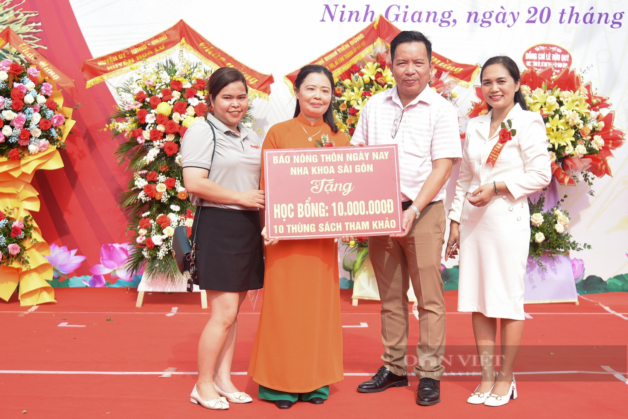Báo NTNN/Điện tử Dân Việt tặng 10 suất học bổng và 10 tủ sách thư viện cho trường THCS Ninh Giang - Ảnh 2.