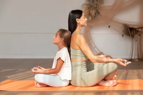 Các tư thế yoga đôi dễ thực hiện giúp thư giãn, giảm căng thẳng - Ảnh 1.