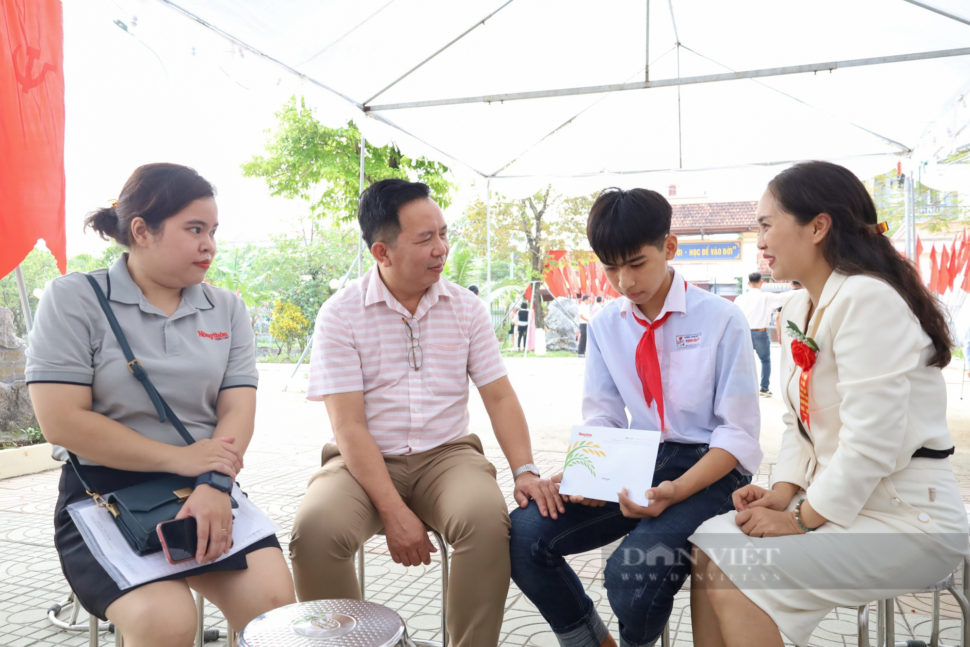 Báo NTNN/Điện tử Dân Việt tặng 10 suất học bổng và 10 tủ sách thư viện cho trường THCS Ninh Giang - Ảnh 3.