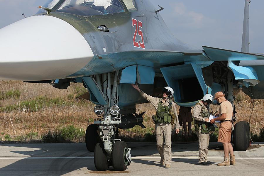 Hai phi công Su-34 Nga bị bắn rơi thoát hiểm thần kỳ, được tặng danh hiệu Anh hùng - Ảnh 1.