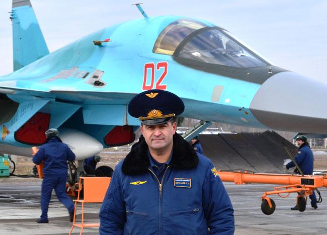Hai phi công Su-34 Nga bị bắn rơi thoát hiểm thần kỳ, được tặng danh hiệu Anh hùng - Ảnh 2.