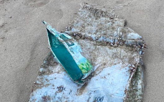 Phát hiện 2 gói tinh thể trắng nghi là ma túy trôi dạt vào bờ biển Đà Nẵng