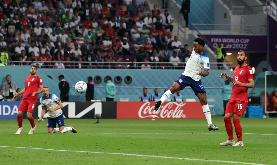 Chùm ảnh: ĐT Anh “đánh tennis” trước Iran ở trận mở màn World Cup 2022 - Ảnh 4.