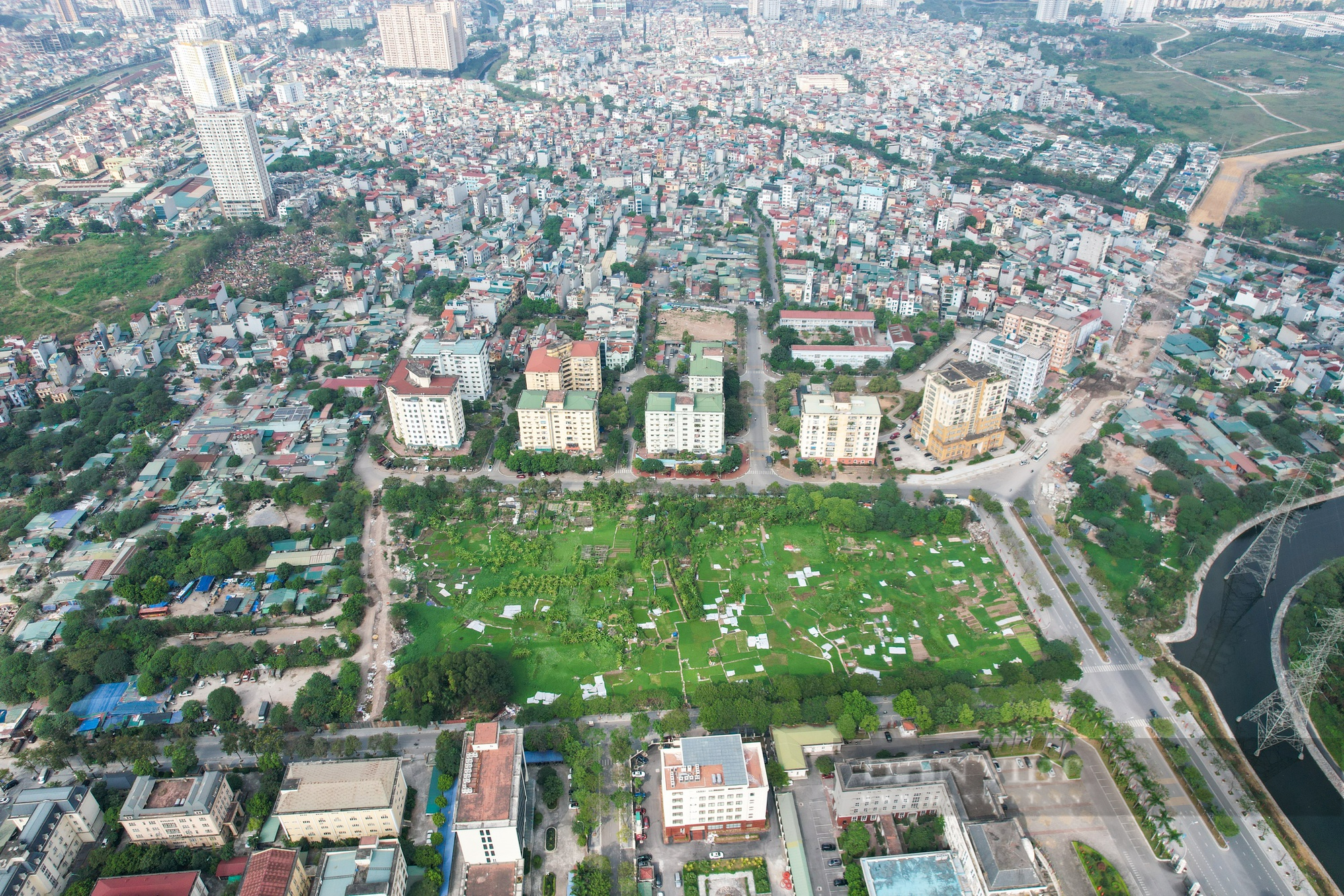 Khu &quot;đất vàng&quot; nghìn tỷ đồng giữa lòng Thủ đô thành nơi trồng rau, đổ rác - Ảnh 1.