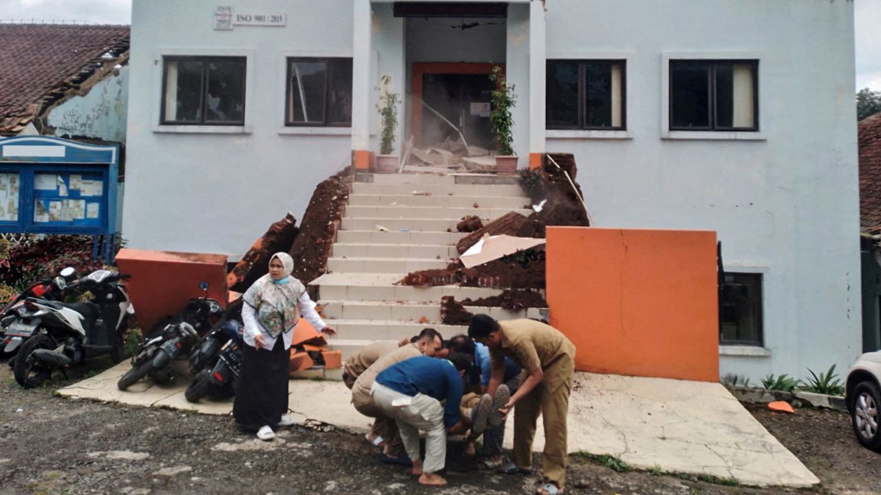 Động đất mạnh ở Indonesia, hàng chục người thiệt mạng, hơn 700 người bị thương - Ảnh 3.
