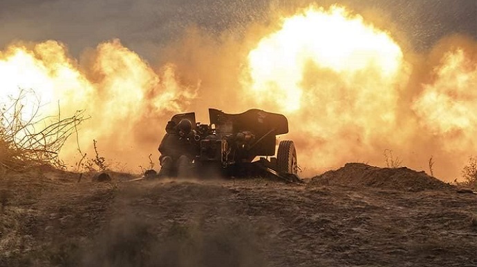 Ukraine nổ tung kho đạn, tấn công sở chỉ huy của Nga ở Lugansk - Ảnh 1.