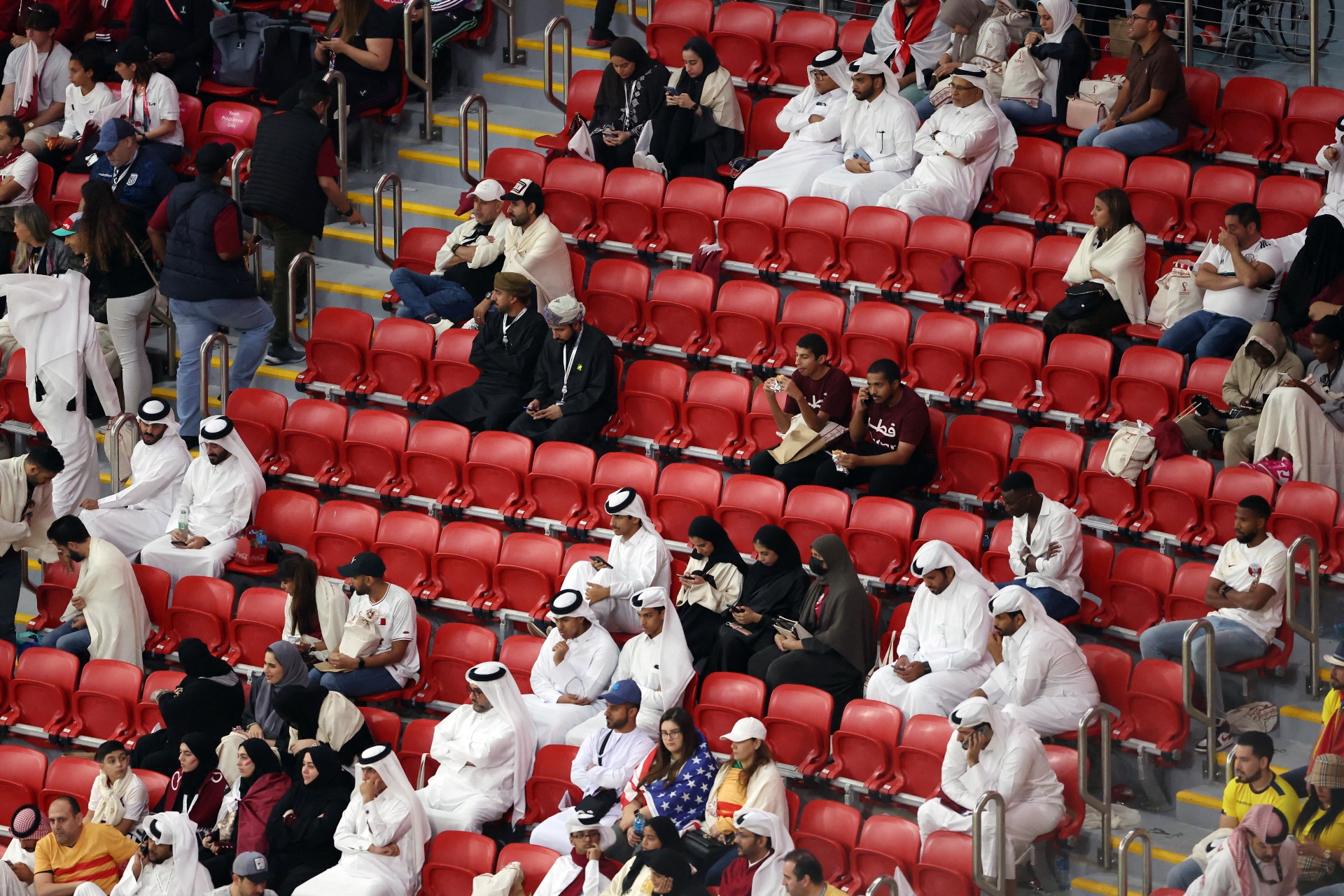 Câu chuyện buồn sau những dãy ghế trống trên khán đài ở Qatar - Ảnh 4.