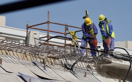 Công nhân xây dựng SVĐ World Cup 2022 ở Qatar: Thức ăn tệ đến mức "chó cũng sẽ không ăn nó"