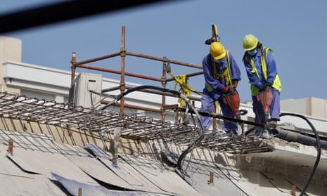 Những công nhân xây dựng các SVĐ World Cup 2022 ở Qatar sợ gì nhất?  - Ảnh 1.