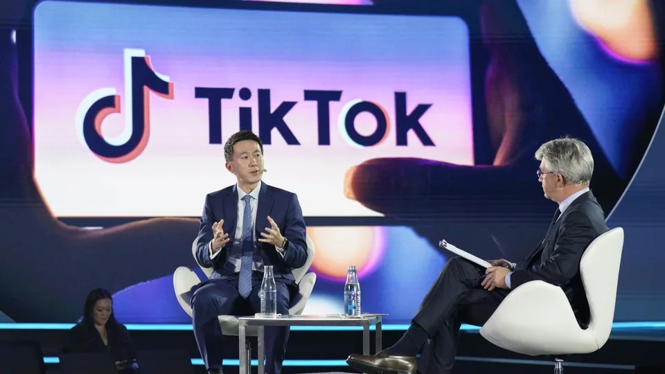 Giám đốc điều hành TikTok tranh luận về việc kiểm duyệt nội dung quan trọng khi Twitter cắt giảm nhân sự. Ảnh: @AFP.