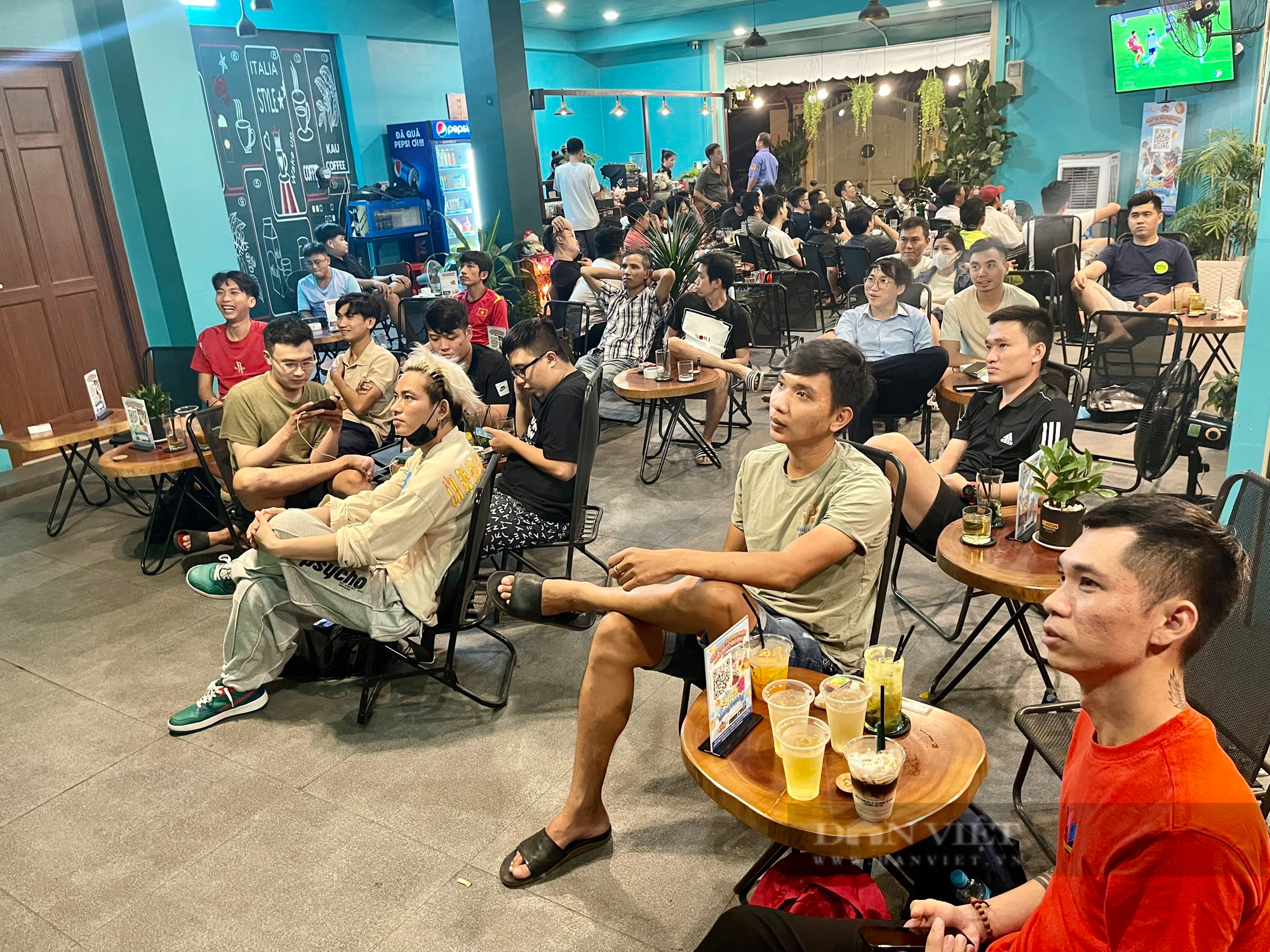 Các quán cafe Sài Gòn chật ních người xem World Cup - Ảnh 9.