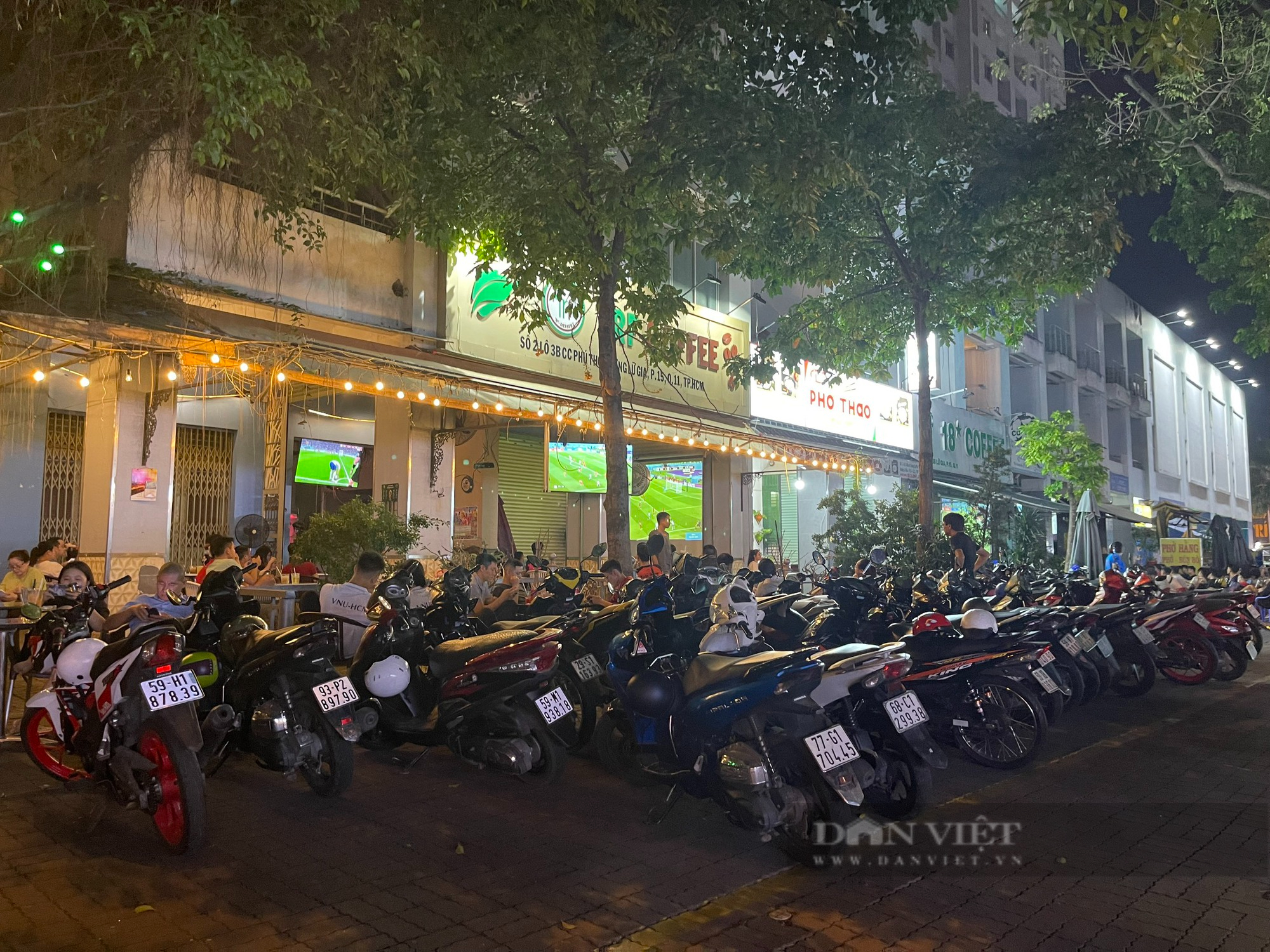 Các quán cafe Sài Gòn chật ních người xem World Cup - Ảnh 5.