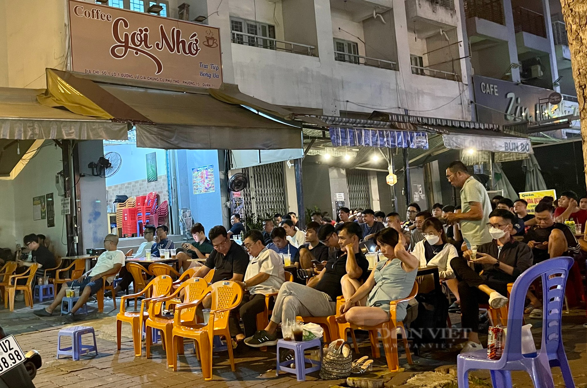 Các quán cafe Sài Gòn chật ních người xem World Cup - Ảnh 3.