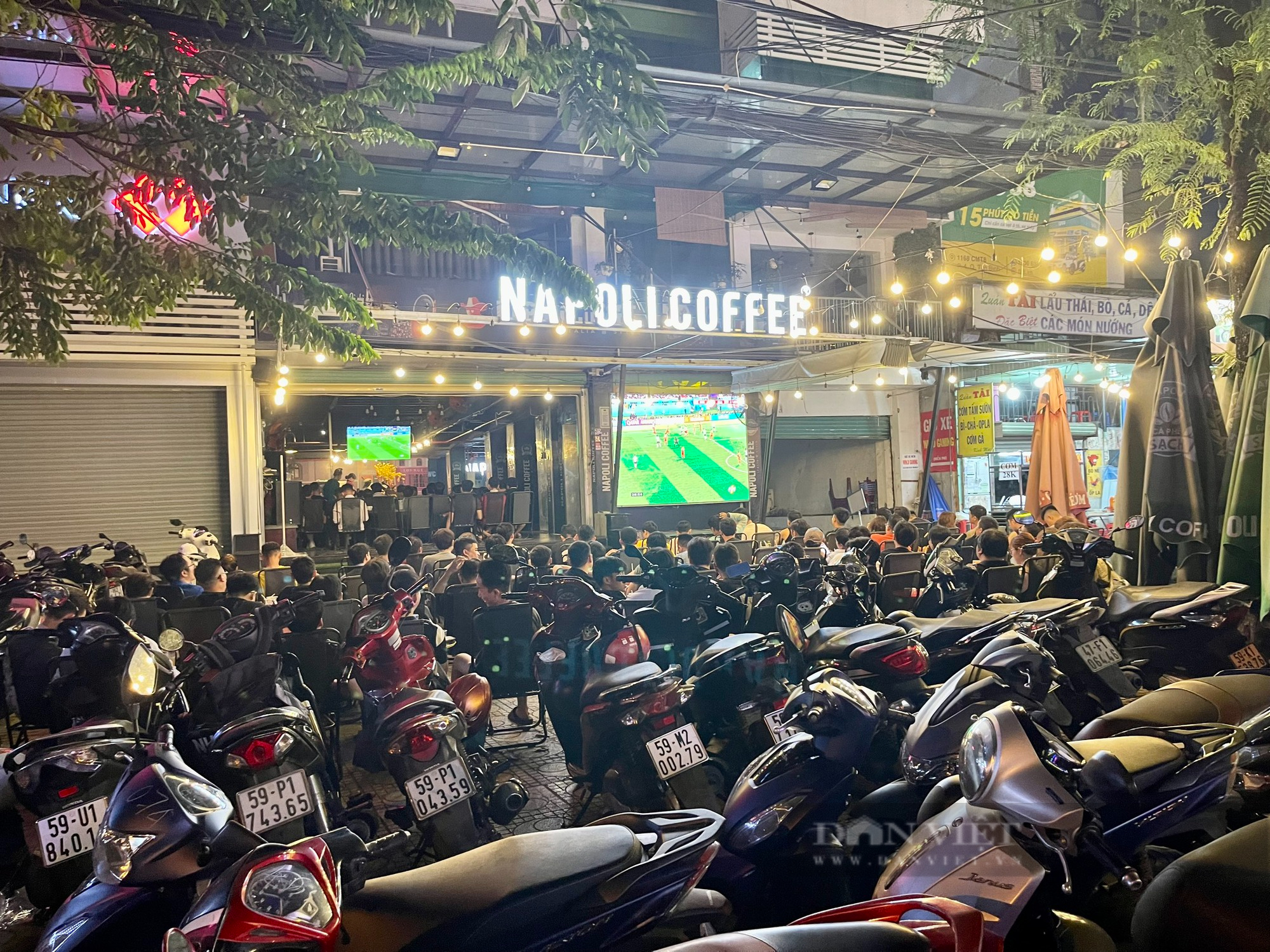 Các quán cafe Sài Gòn chật ních người xem World Cup - Ảnh 2.
