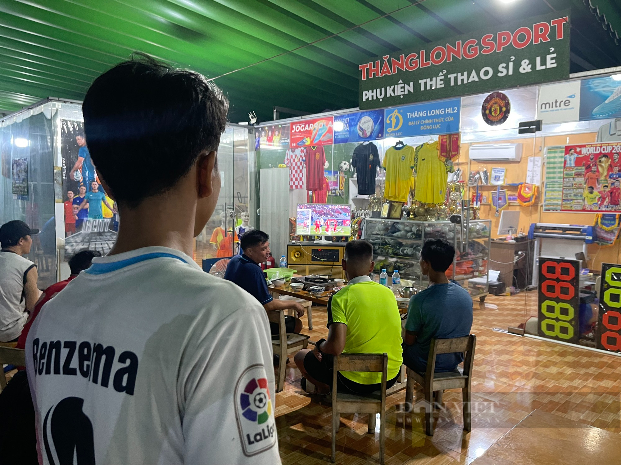 Các quán cafe Sài Gòn chật ních người xem World Cup - Ảnh 13.