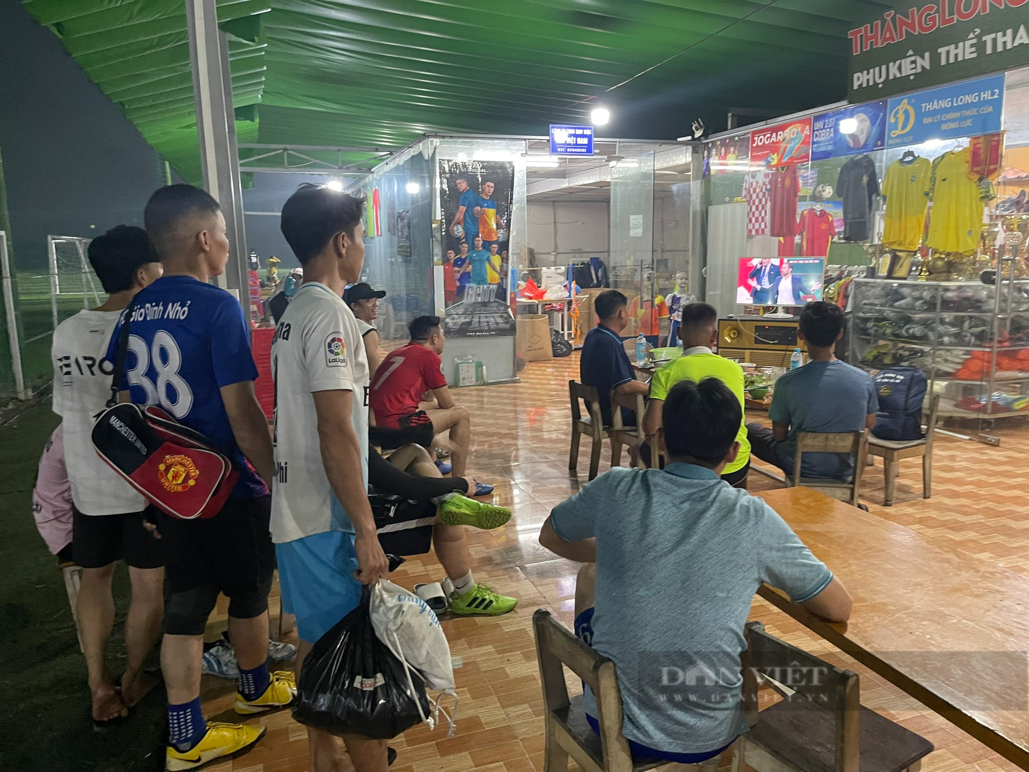 Các quán cafe Sài Gòn chật ních người xem World Cup - Ảnh 12.