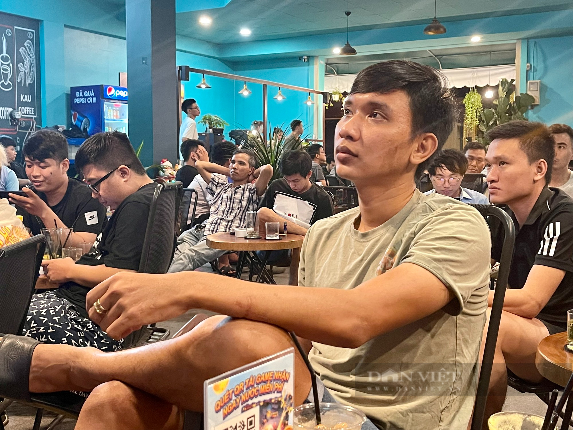 Các quán cafe Sài Gòn chật ních người xem World Cup - Ảnh 11.