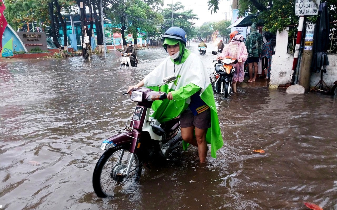 Ninh Thuận: Mưa lớn nhiều ngày, nhiều tuyến đường ven biển ngập úng, sạt lở  