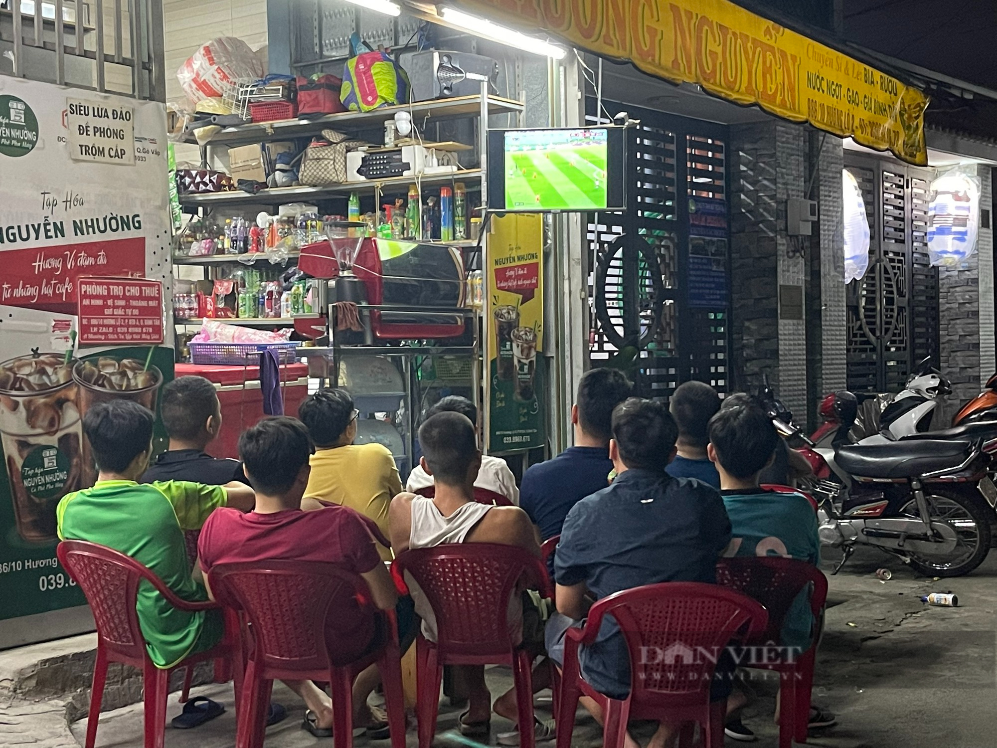 Các quán cafe Sài Gòn chật ních người xem World Cup - Ảnh 6.