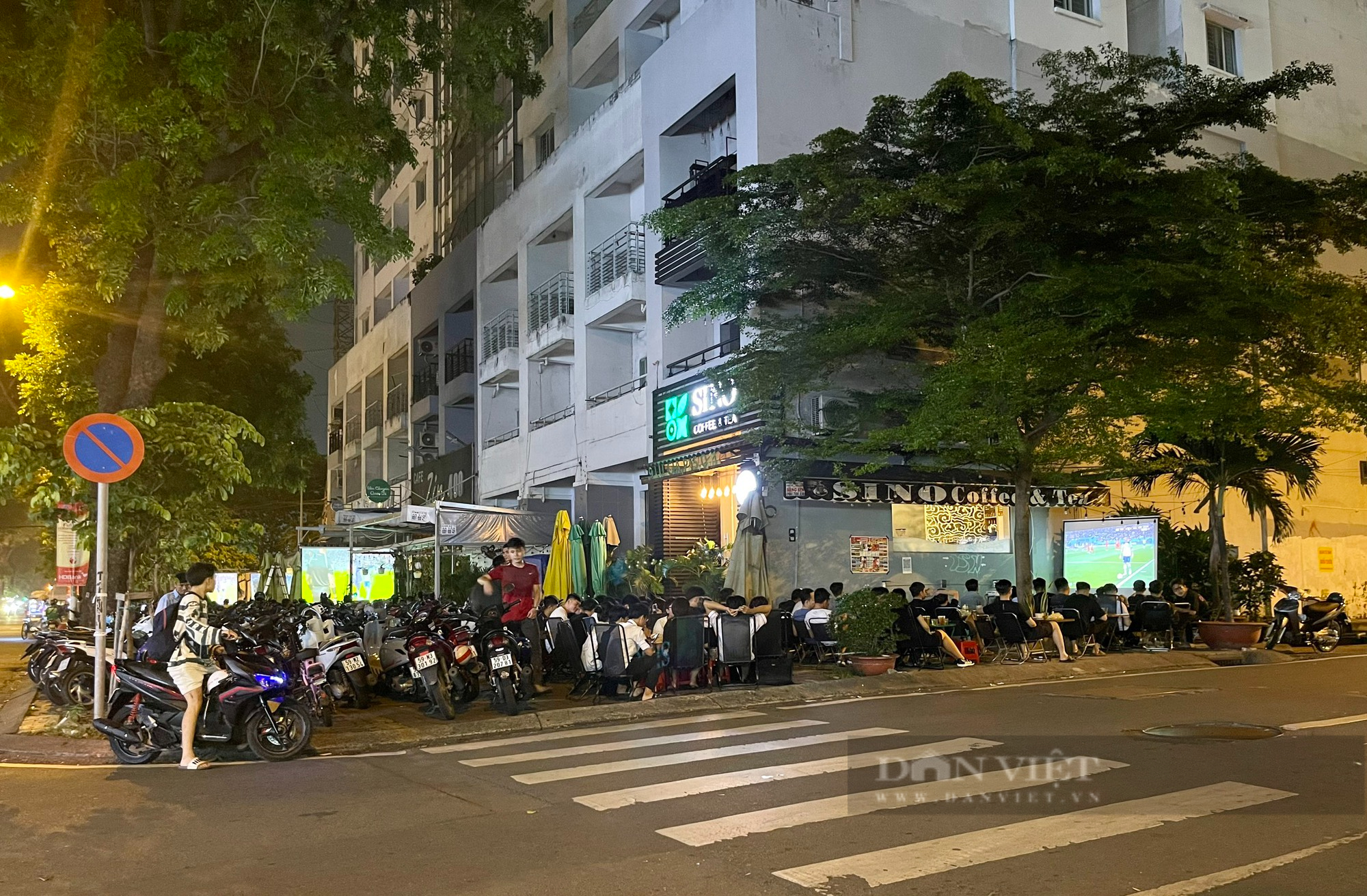 Các quán cafe Sài Gòn chật ních người xem World Cup - Ảnh 1.