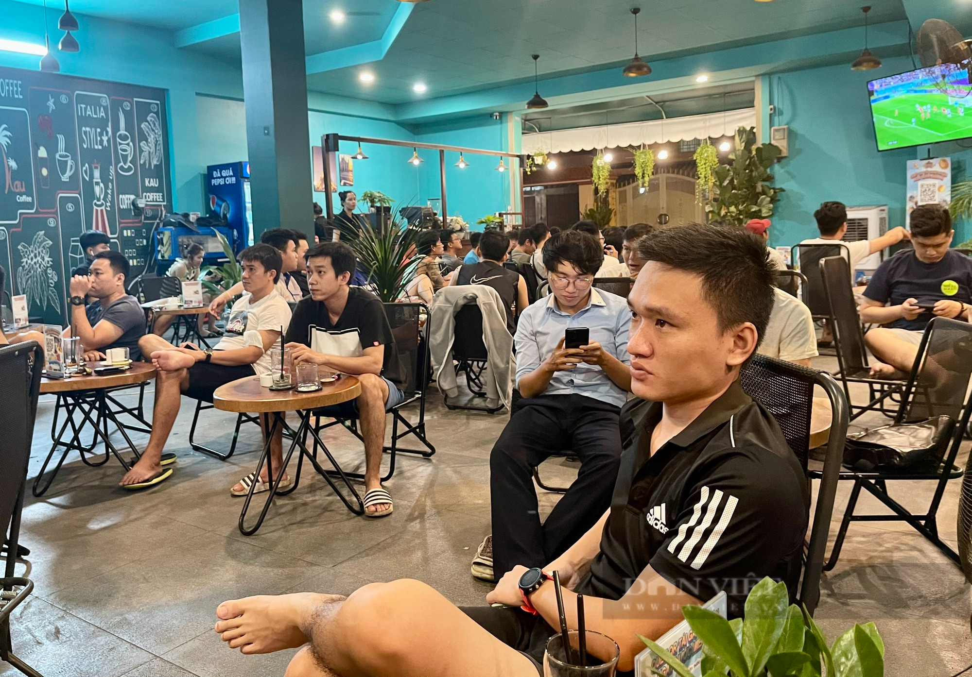 Các quán cafe Sài Gòn chật ních người xem World Cup - Ảnh 10.