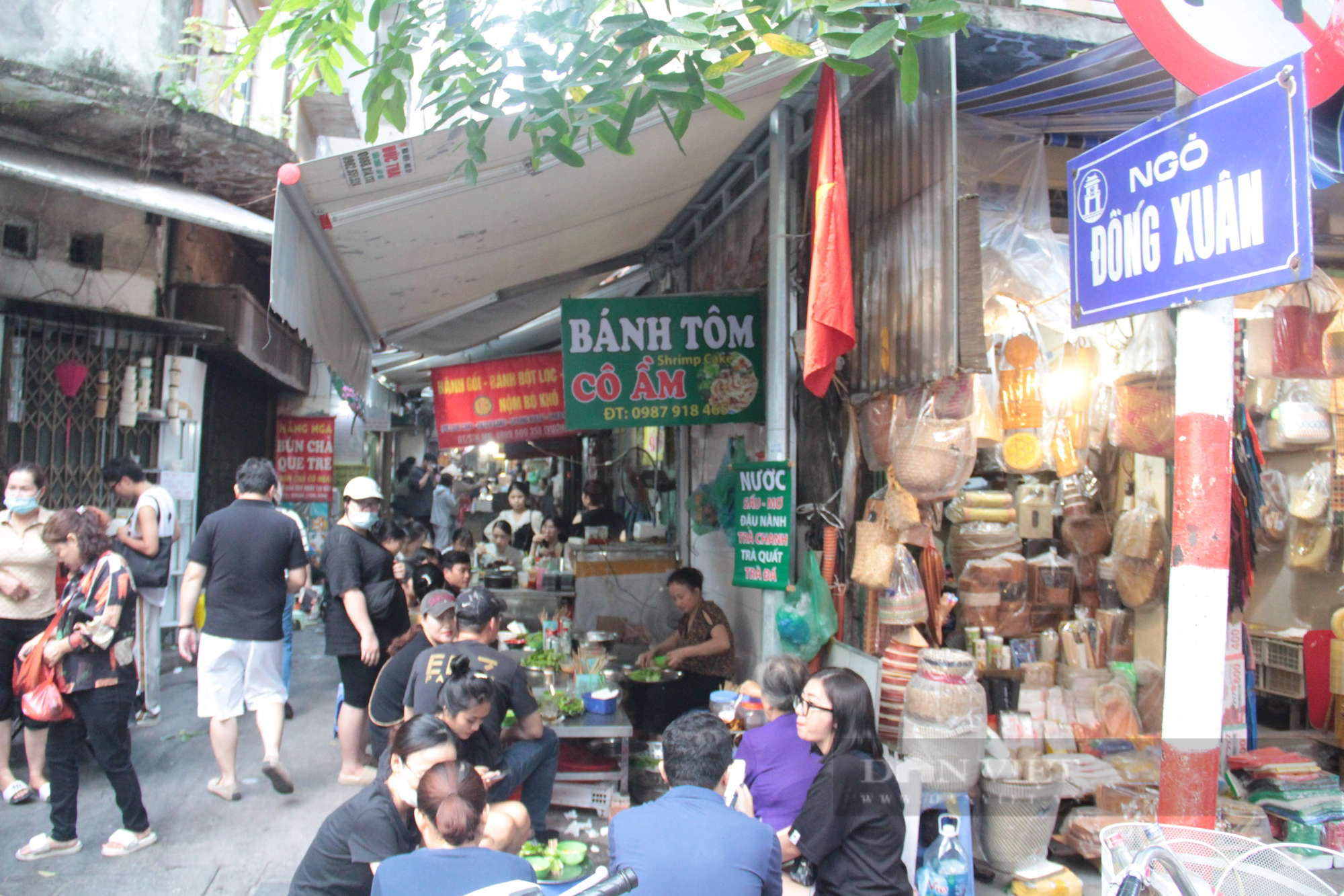 Khám phá “siêu ngõ ẩm thực” chật kín khách ở phố cổ Hà Nội - Ảnh 1.