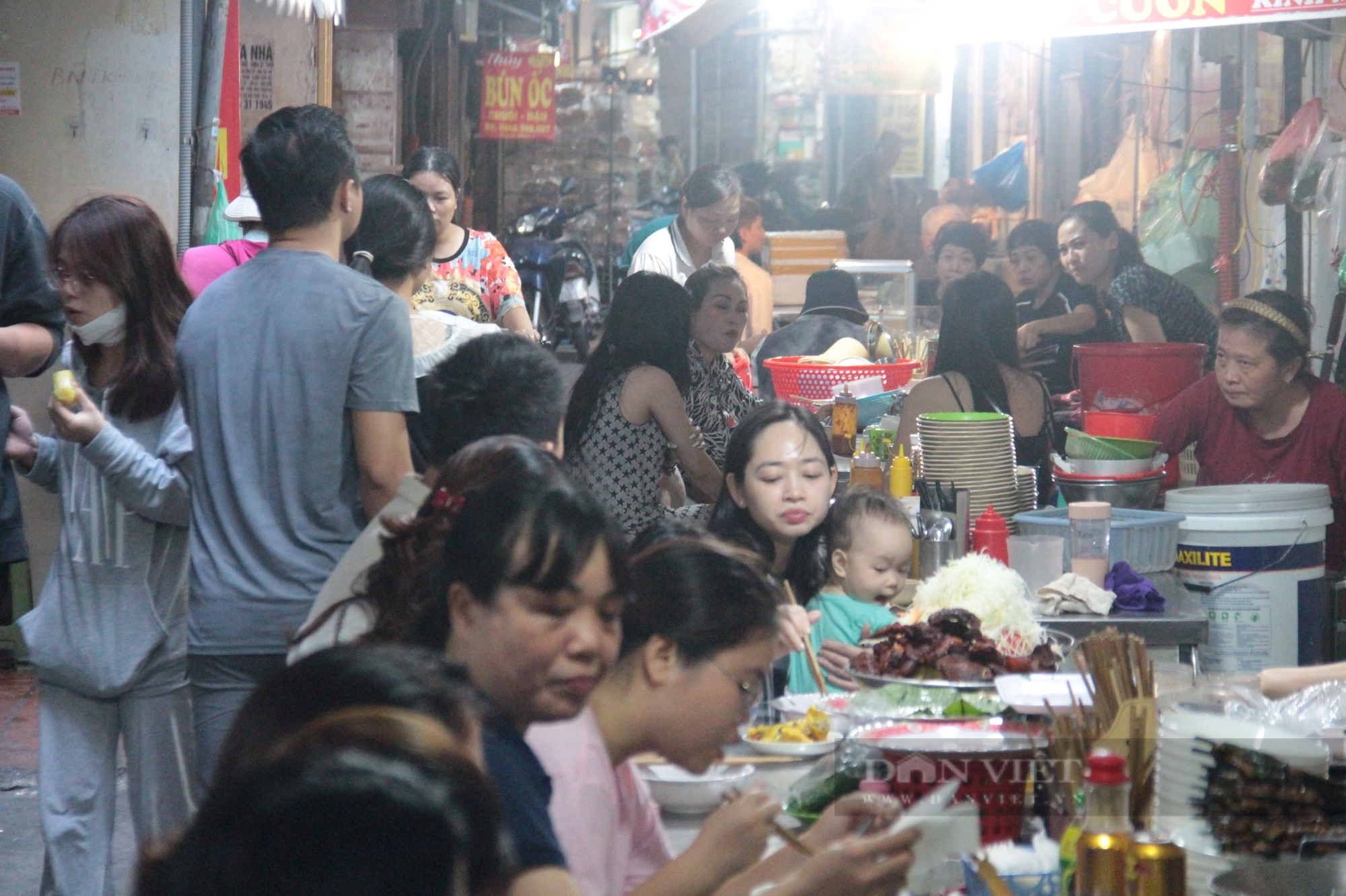 Khám phá “siêu ngõ ẩm thực” chật kín khách ở phố cổ Hà Nội - Ảnh 4.