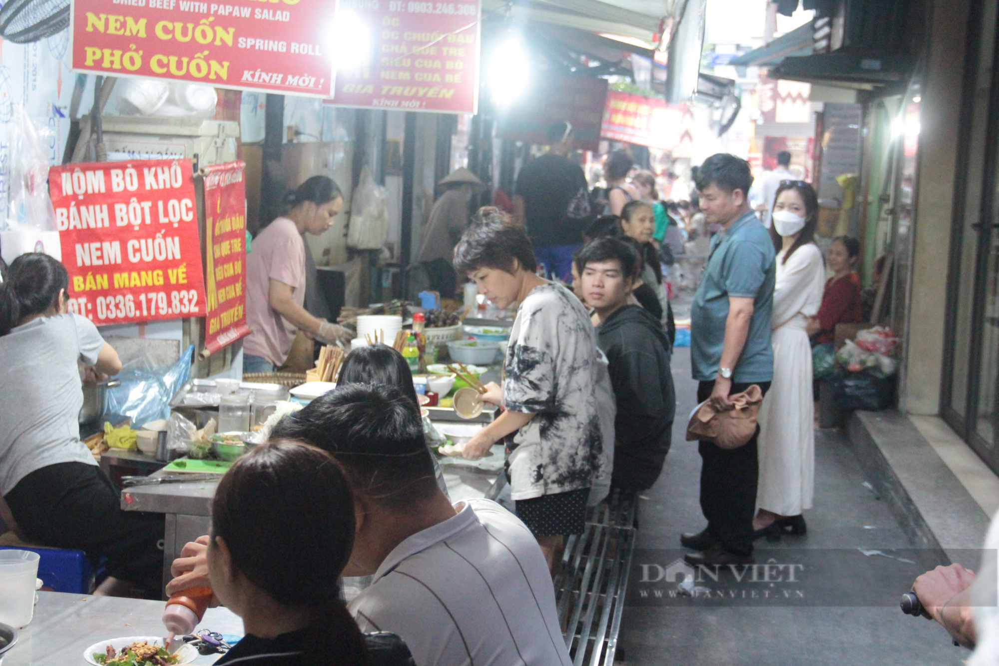 Khám phá “siêu ngõ ẩm thực” chật kín khách ở phố cổ Hà Nội - Ảnh 7.