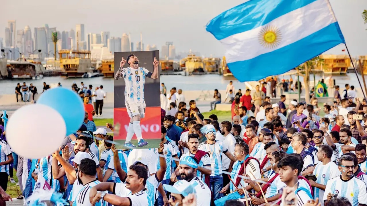 Hàng trăm cổ động viên Argentina khuấy động bầu không khí tại Doha, Qatar cổ vũ cho đội nhà - Ảnh 3.