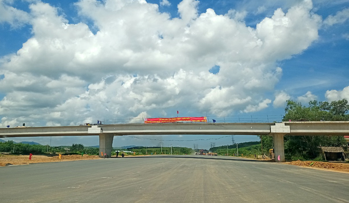 Bộ trưởng Nguyễn Văn Thắng sốt ruột khi tiến độ thi công cao tốc Phan Thiết - Dầu Giây có dấu hiệu
chậm trễ - Ảnh 4.