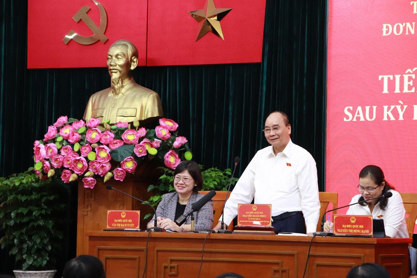 Chủ tịch nước Nguyễn Xuân Phúc tiếp xúc cử tri TP.HCM: Giàu, nghèo, tù tội cũng vì đất - Ảnh 1.