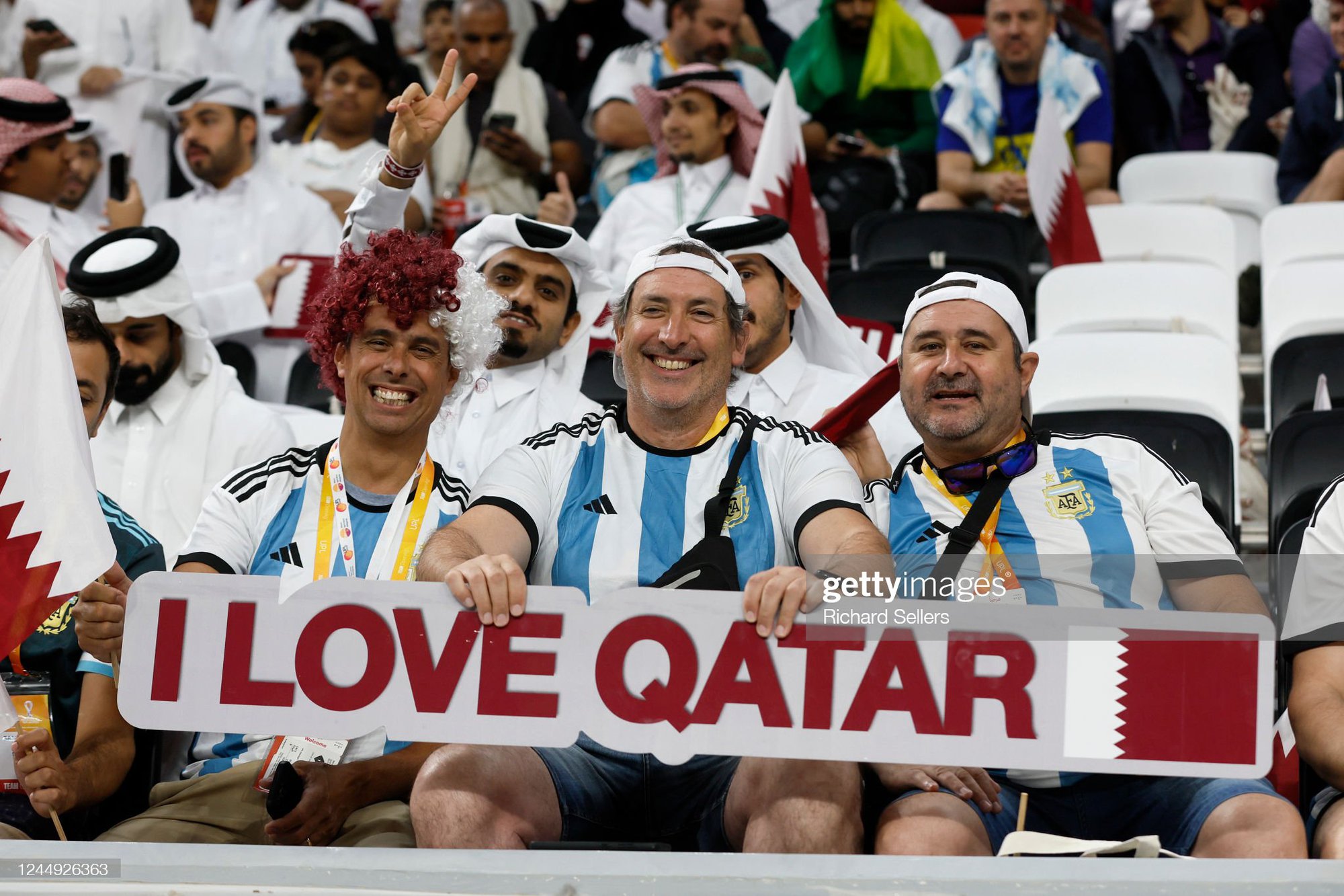 Hàng trăm cổ động viên Argentina khuấy động bầu không khí tại Doha, Qatar cổ vũ cho đội nhà - Ảnh 9.