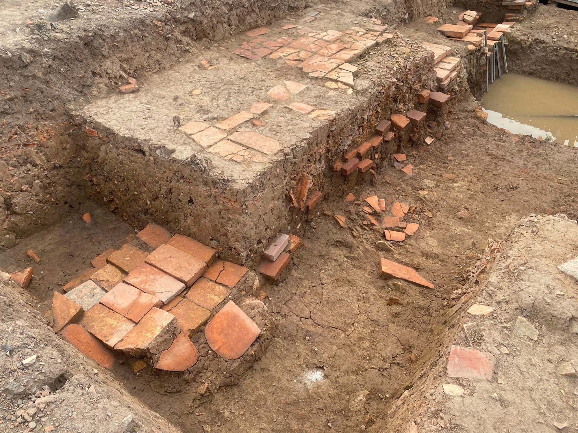 Các nhà khảo cổ “rối não” khi phát hiện dấu tích sân Đan Trì và Ngự Đạo ở Hoàng thành Thăng Long  - Ảnh 7.
