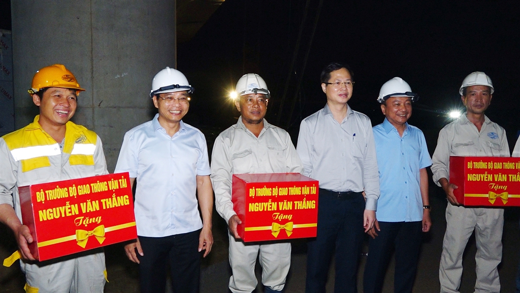 Bộ trưởng Bộ GTVT Nguyễn Văn Thắng kiểm tra cao tốc Phan Thiết - Dầu Giây  - Ảnh 3.
