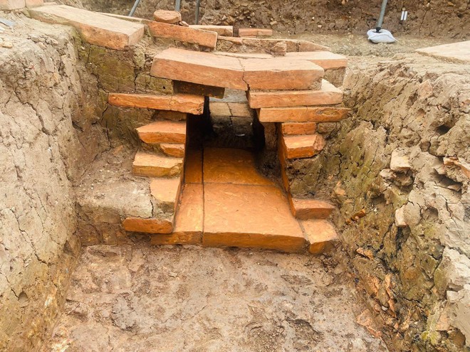 Các nhà khảo cổ “rối não” khi phát hiện dấu tích sân Đan Trì và Ngự Đạo ở Hoàng thành Thăng Long  - Ảnh 3.