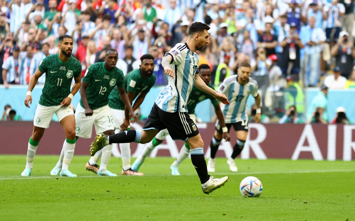 Ả Rập Xê út tạo &quot;địa chấn&quot; World Cup 2022 đánh bại Argentina - Ảnh 1.