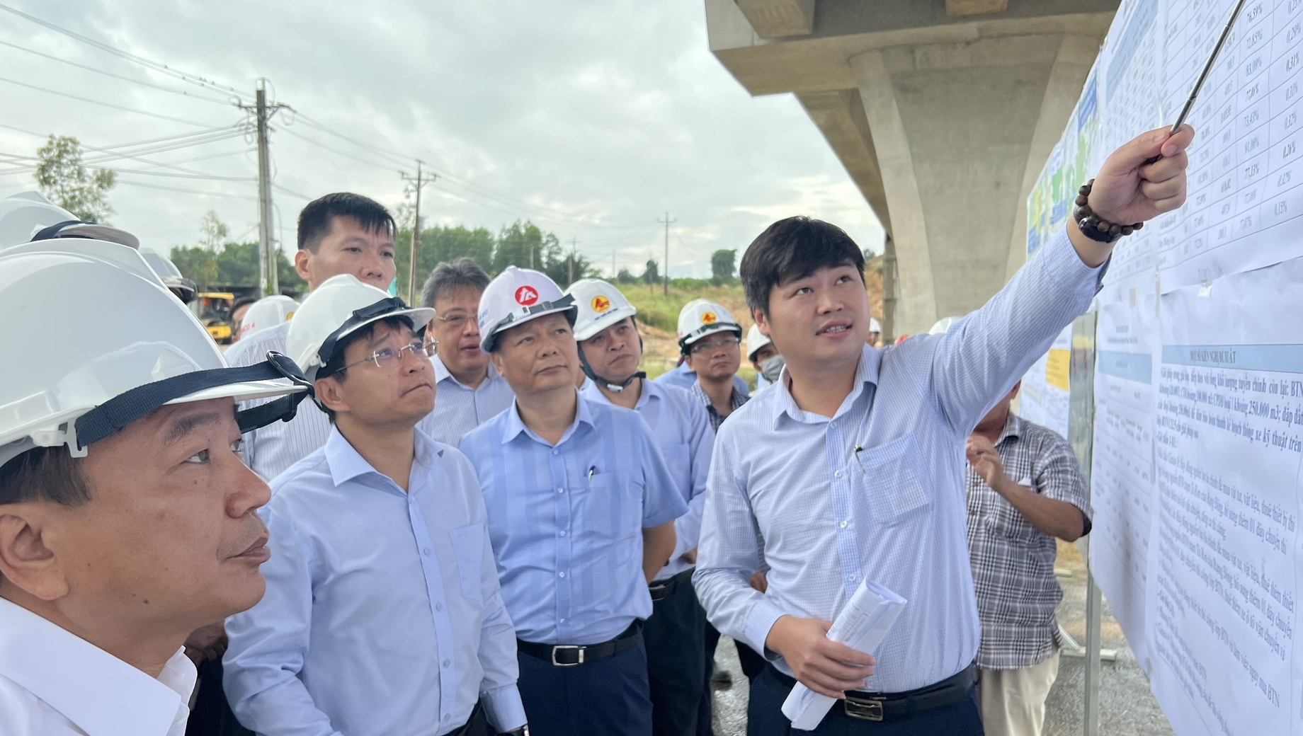 Bộ trưởng Nguyễn Văn Thắng sốt ruột khi tiến độ thi công cao tốc Phan Thiết - Dầu Giây có dấu hiệu
chậm trễ - Ảnh 1.