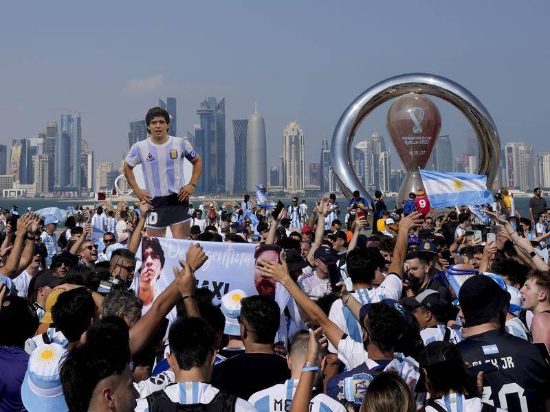 Hàng trăm cổ động viên Argentina khuấy động bầu không khí tại Doha, Qatar cổ vũ cho đội nhà - Ảnh 2.