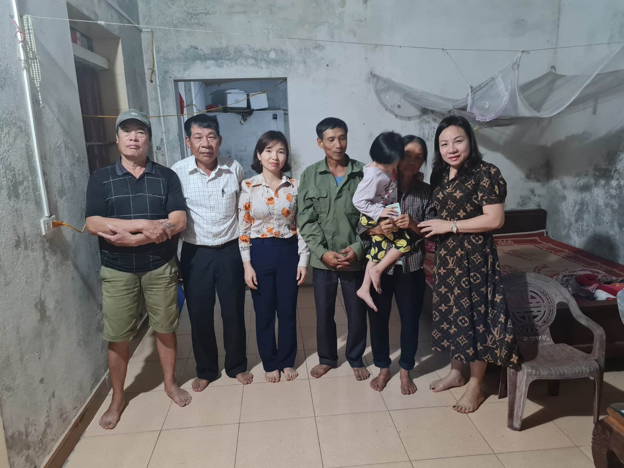 Gia đình cháu Thảo xúc động nhận tiền tài trợ từ Báo NTNN/ Dân Việt  - Ảnh 1.