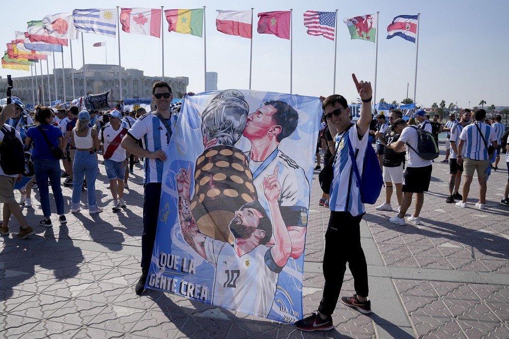 Hàng trăm cổ động viên Argentina khuấy động bầu không khí tại Doha, Qatar cổ vũ cho đội nhà - Ảnh 4.