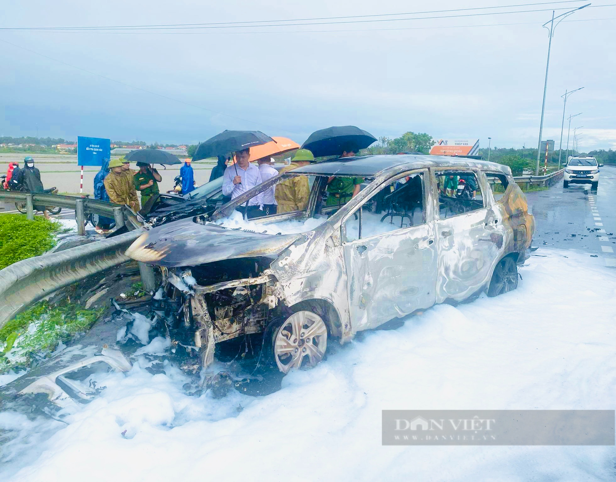 Xe ô tô Xpander cháy trơ khung trong vụ tại nạn ở đường tránh lũ Quảng Bình - Ảnh 1.
