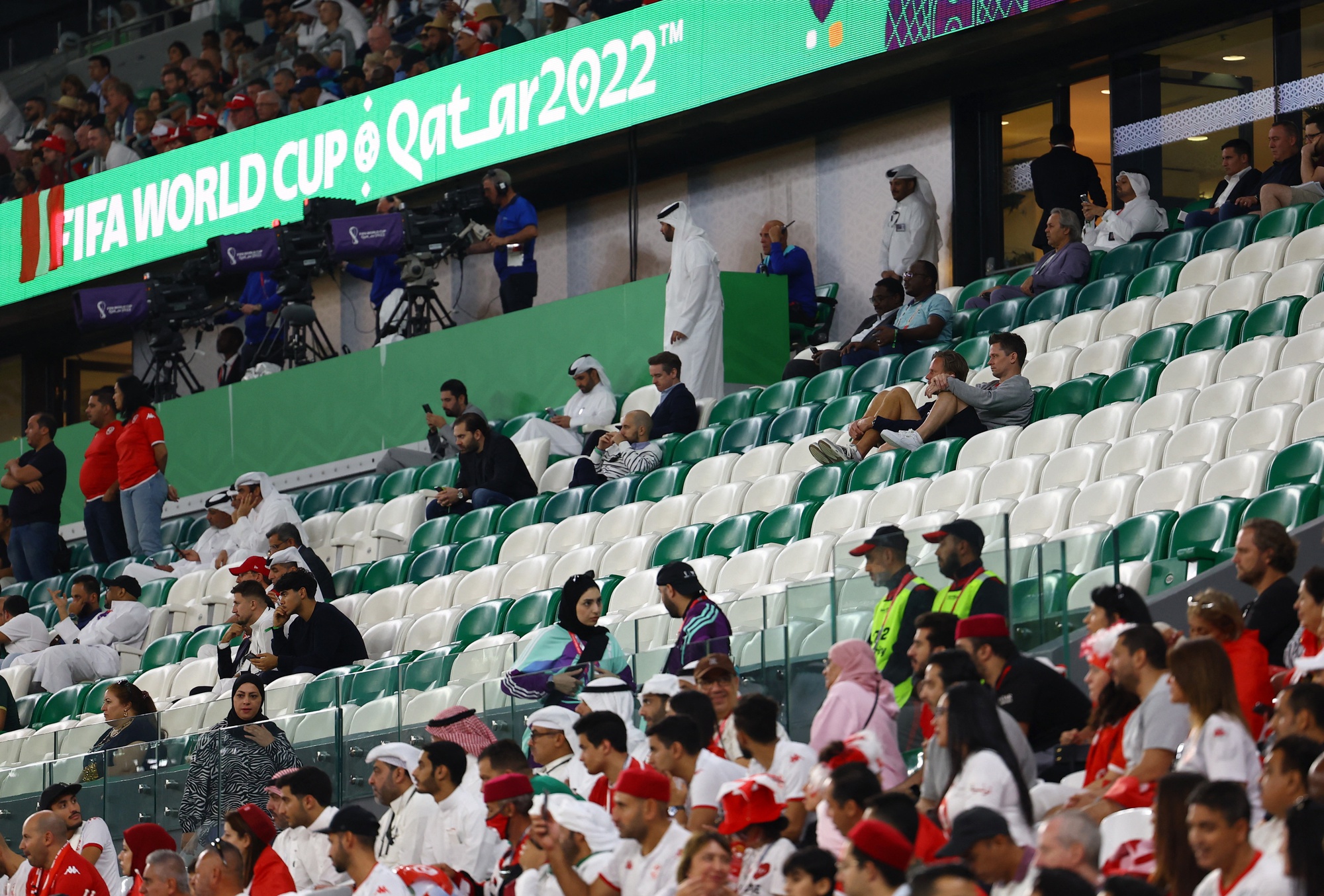 Bất ngờ xảy ra tại 8 sân vận động ở Qatar chỉ sau một đêm - Ảnh 3.