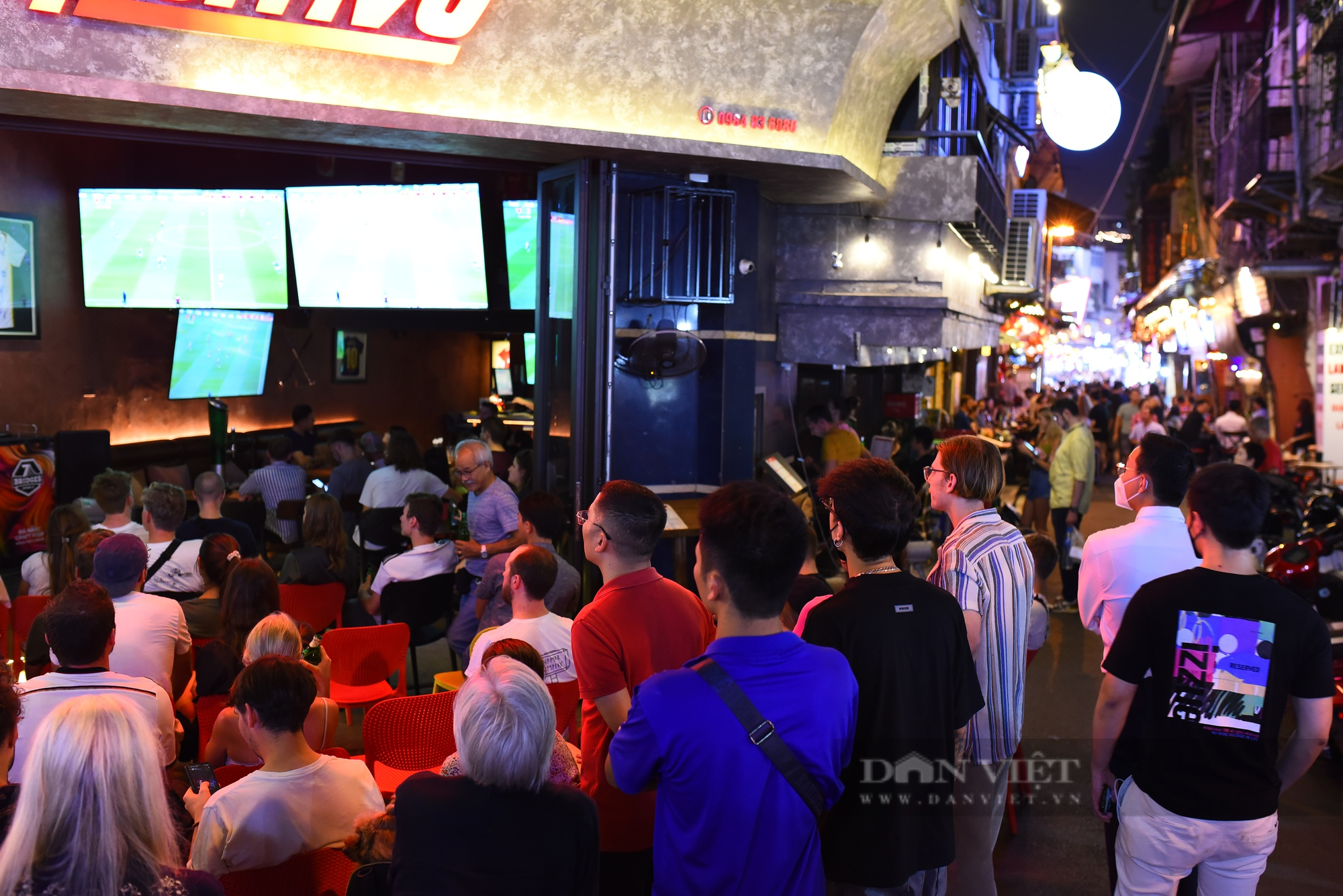 Ảnh: Du khách nước ngoài 'chật kín' phố Tạ Hiện, cuồng nhiệt cổ vũ World Cup 2022 - Ảnh 5.