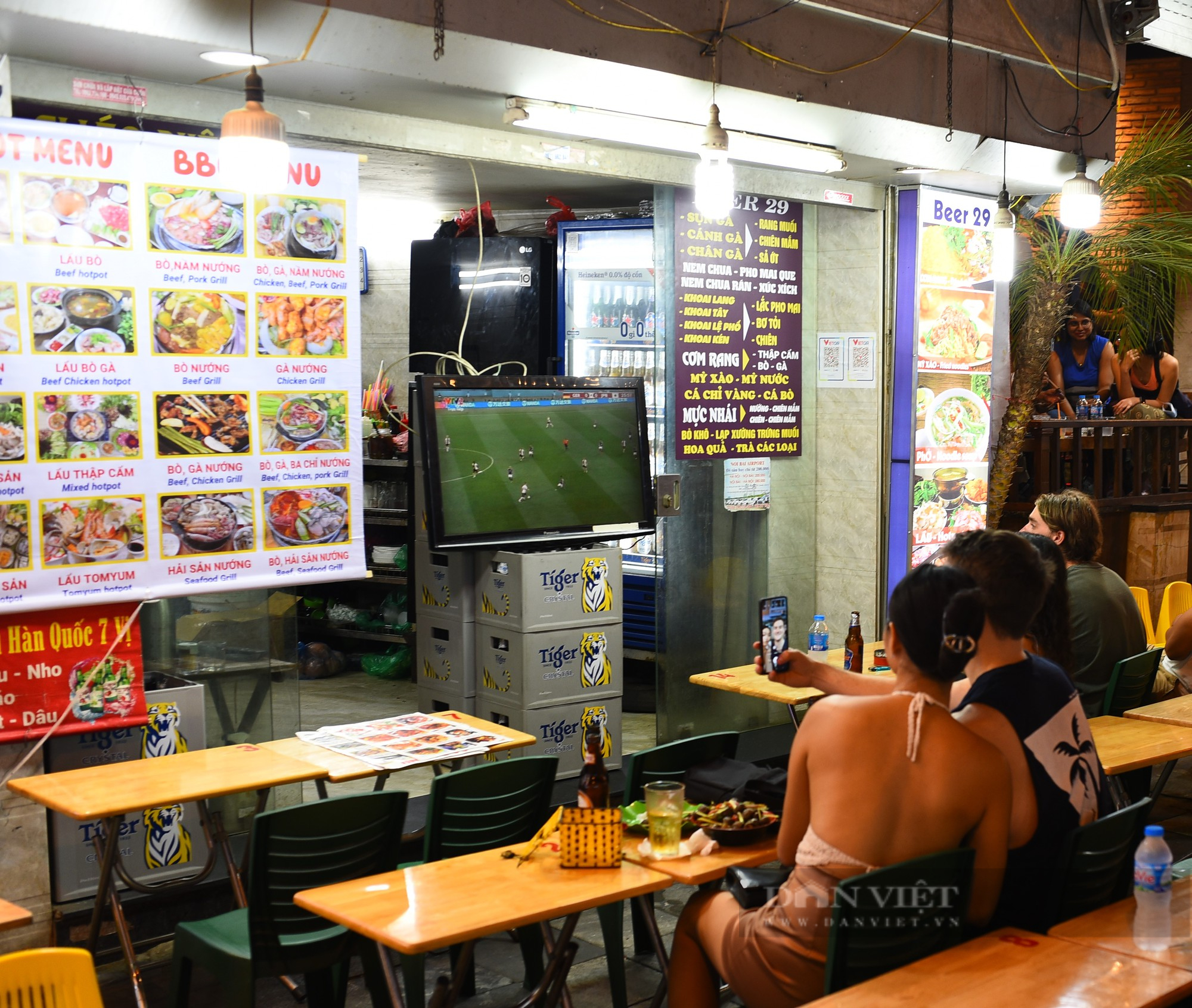 Ảnh: Du khách nước ngoài 'chật kín' phố Tạ Hiện, cuồng nhiệt cổ vũ World Cup 2022 - Ảnh 3.