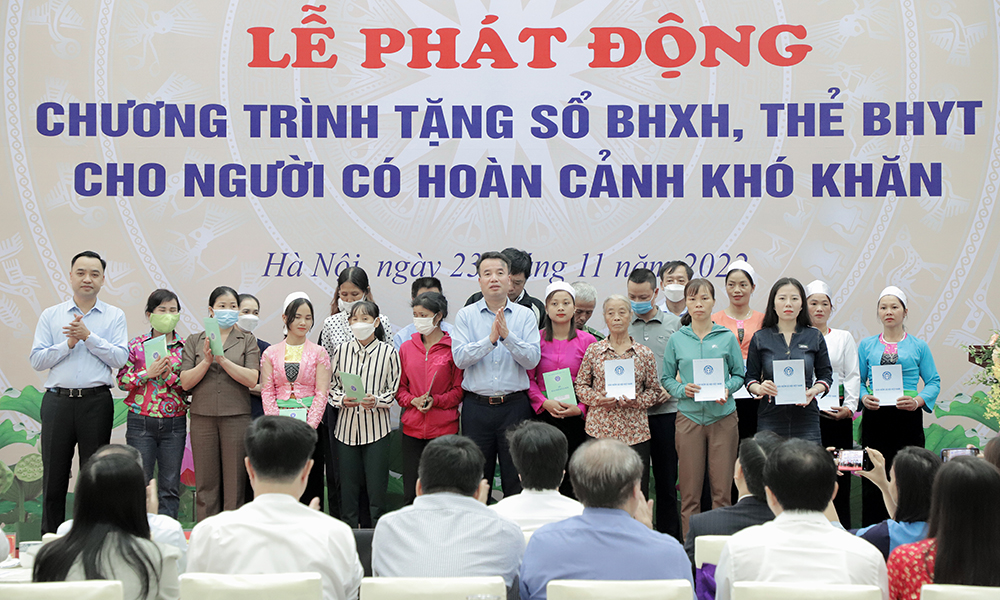 Phát động tặng sổ BHXH, thẻ BHYT cho người có hoàn cảnh khó khăn - Ảnh 1.