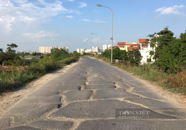 Hiểm họa chết người trên đê bao sông Đáy, bê tông vỡ nát ở Hà Nội - Ảnh 2.