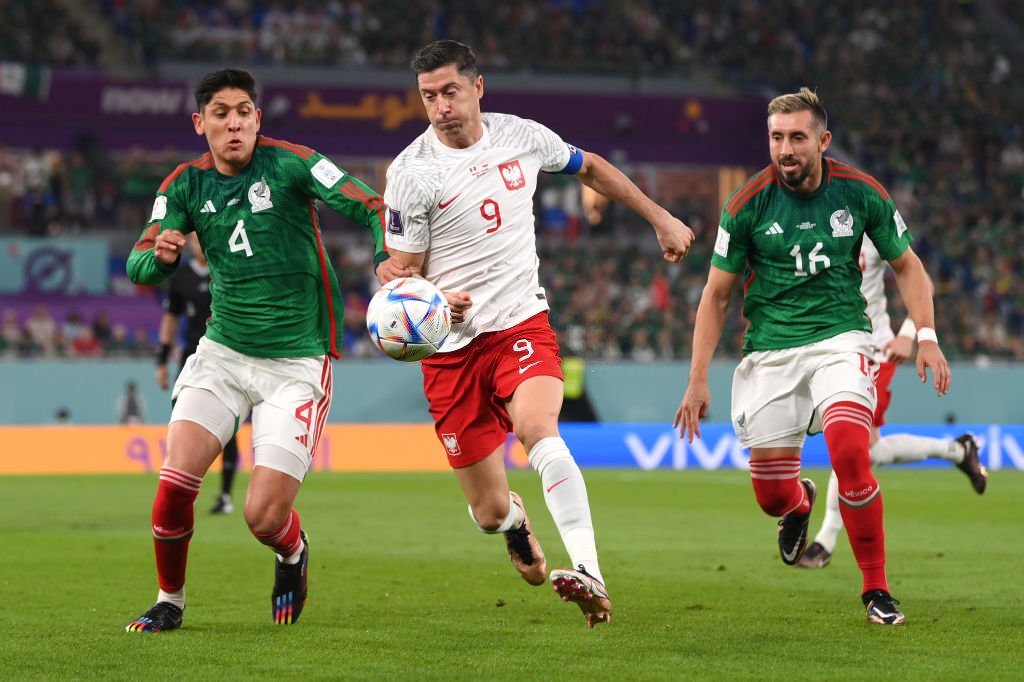 Chùm ảnh: Lewandowski đá hỏng phạt đền, Ba Lan “chia điểm” với Mexico - Ảnh 1.