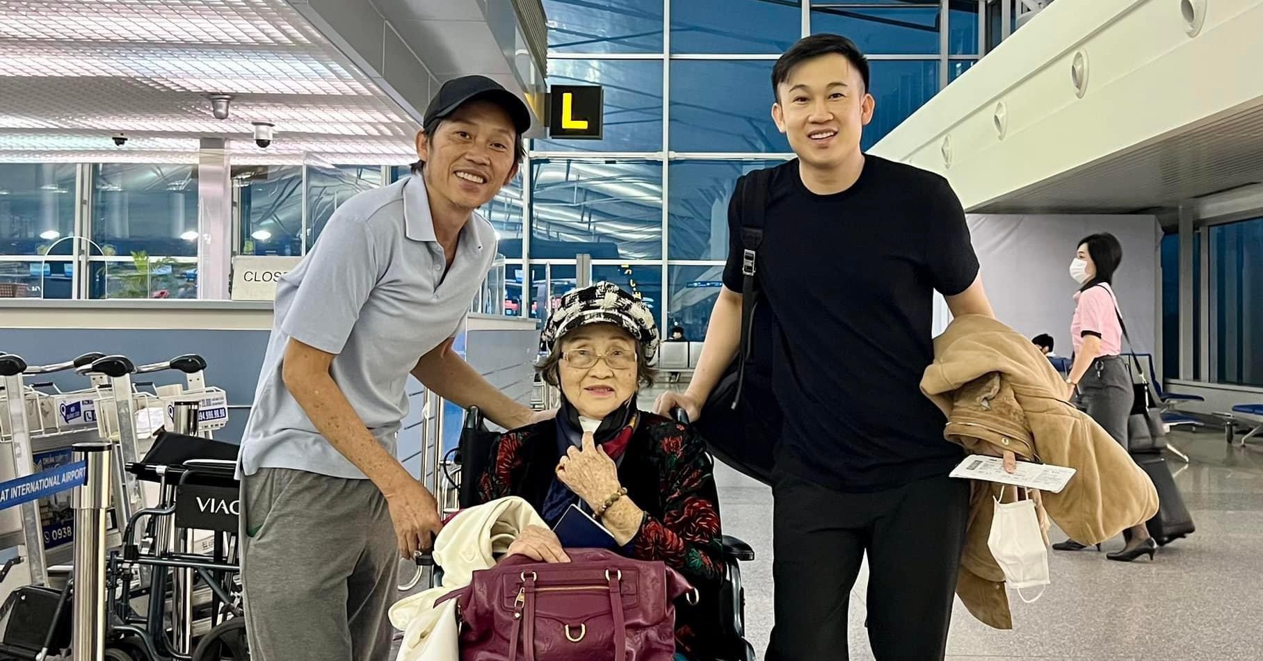 Hoài Linh xuất hiện tại sân bay với hình ảnh gầy rộc, hom hem khó nhận ra