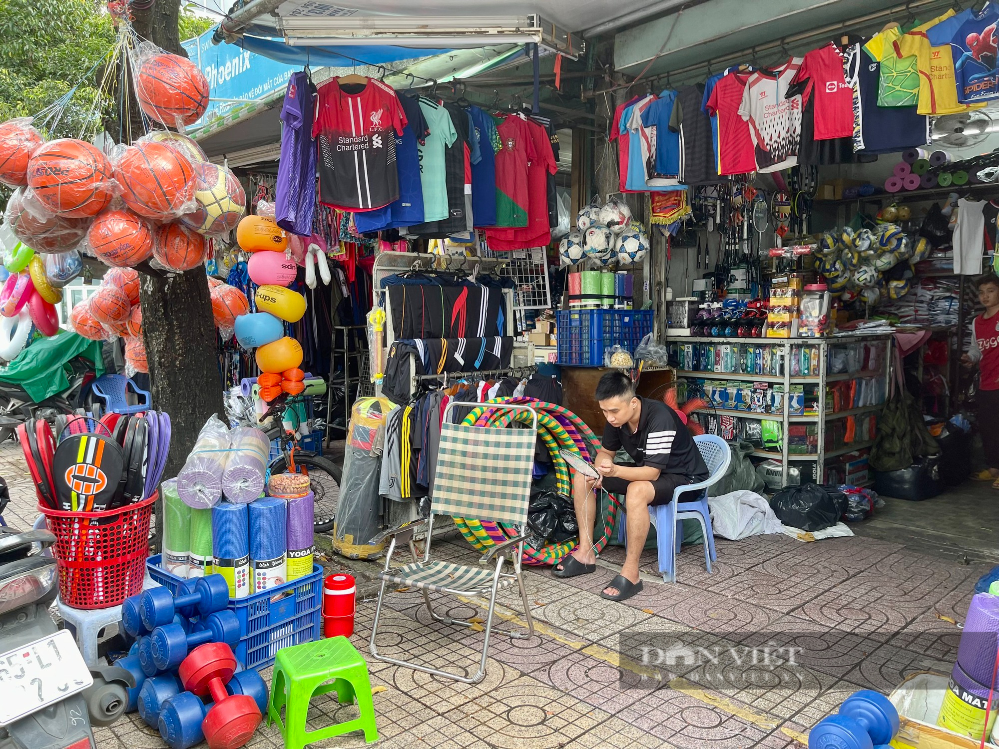 Shop thể thao hưởng lợi nhờ World Cup - Ảnh 1.